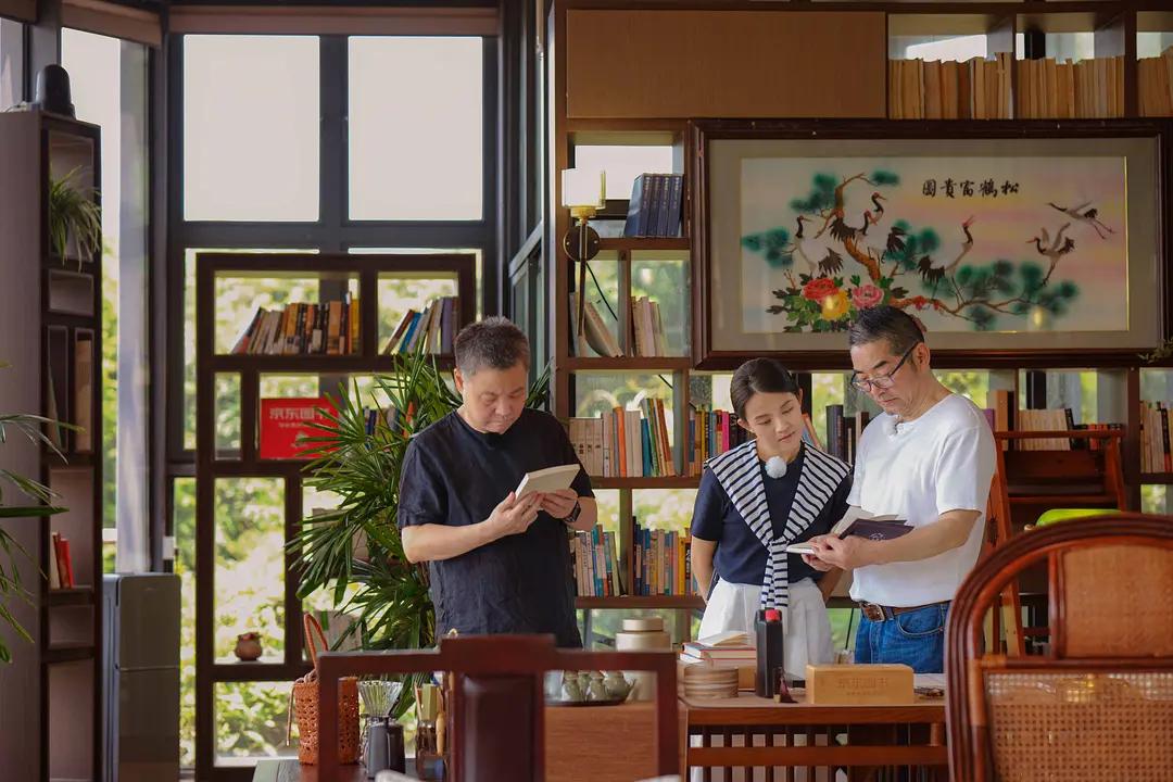 一群“余华”举起了“铁生”这句话的字面意思看起来像是在描述一个场景，其中有一群名为余华的人举起了与铁生有关的东西。然而，这更像是一种隐喻或象征性的表达，需要结合上下文或背景来理解其具体含义。